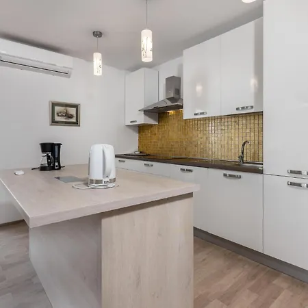 1 Bedroom Awesome In شقة