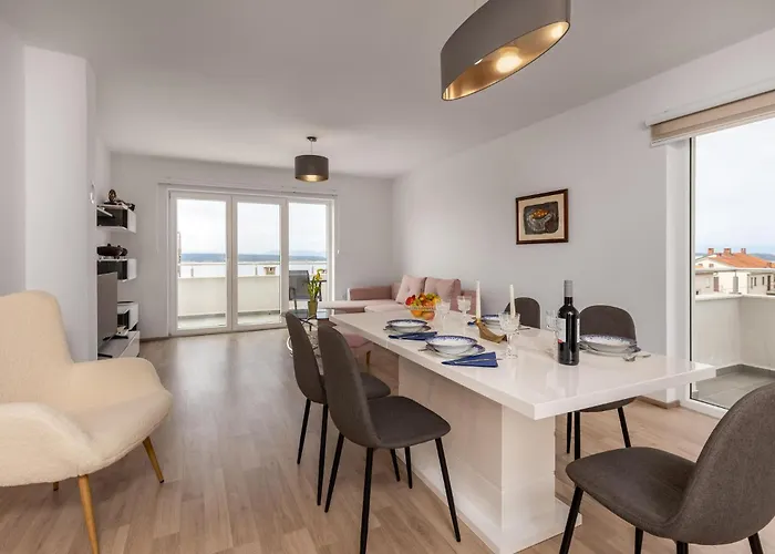 1 Bedroom Awesome In Apartment *